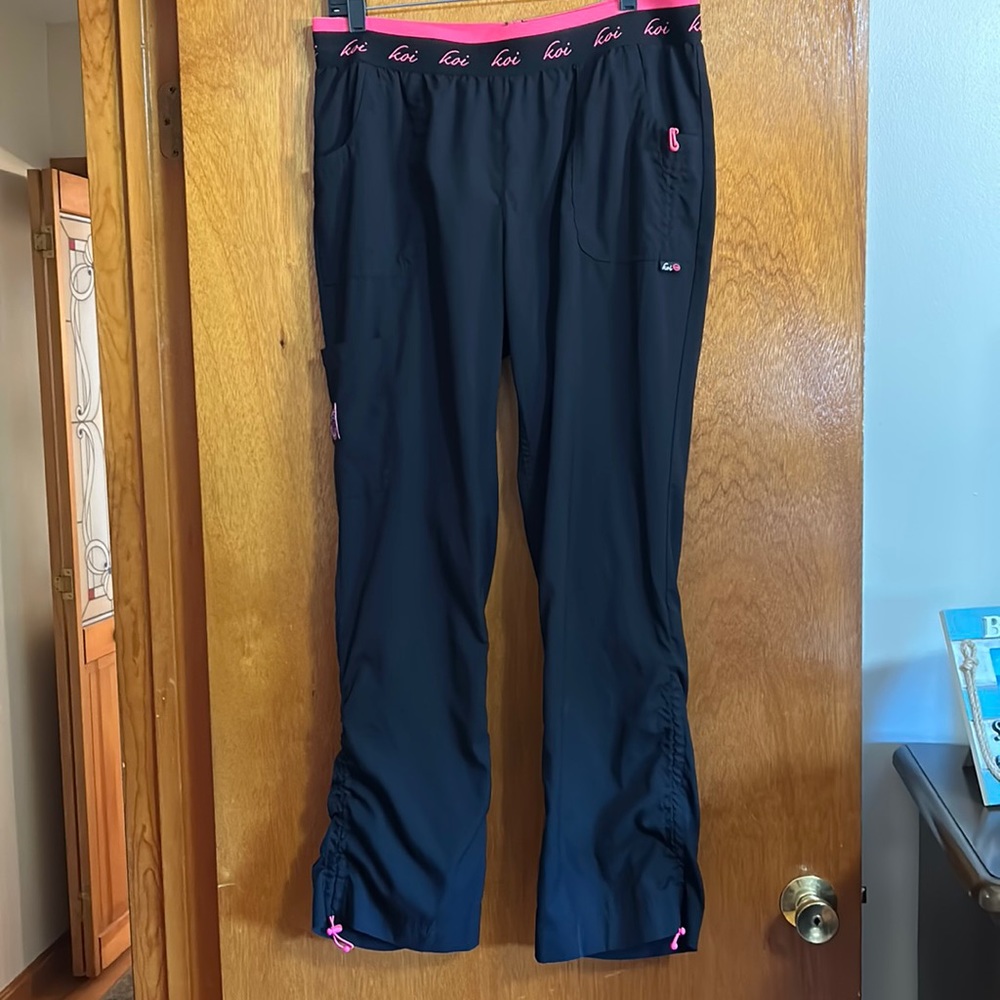 Women’s Koi Scrub pants. Size L.